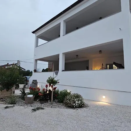 Apartment Leilani & Karolina Vrsi Exterior photo
